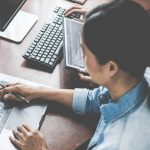 作業を行う人々